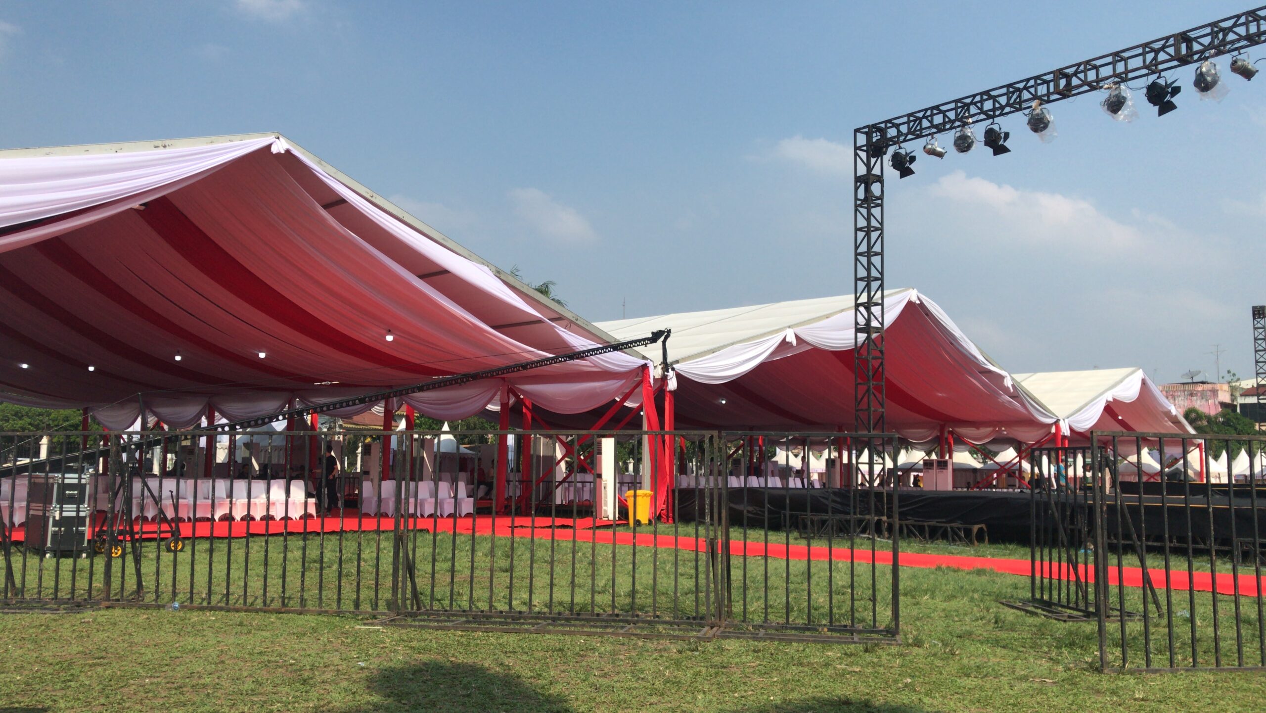 Pemasangan tenda megah untuk acara outdoor di Sumatera Utara