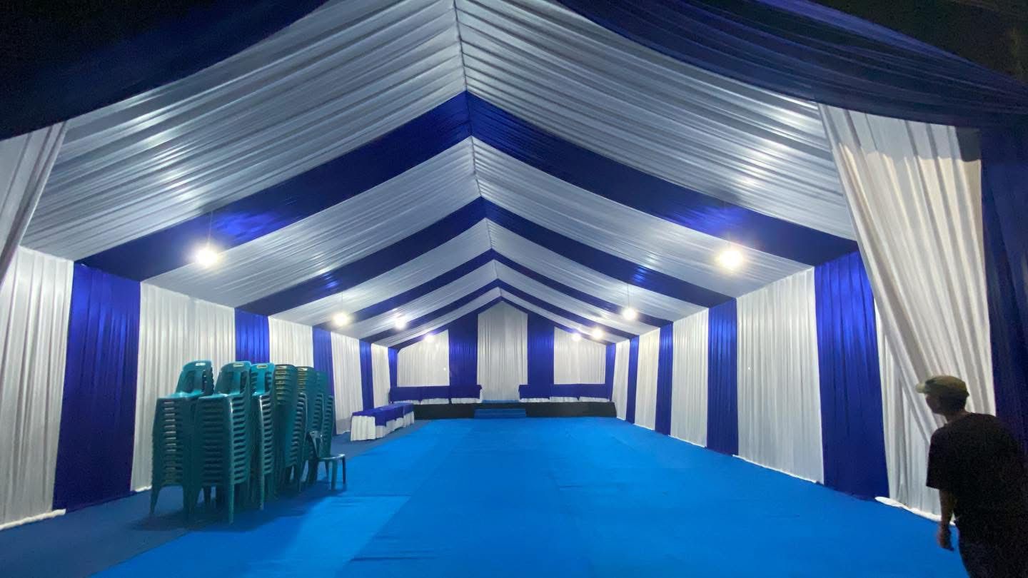 Tenda besar untuk acara gathering perusahaan dan keluarga di area terbuka