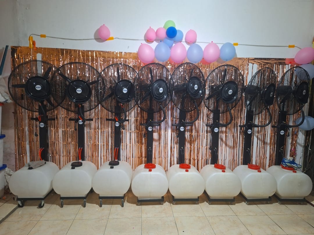 Unit pendingin AC standing dan kipas embun misty fan di dalam ruangan acara