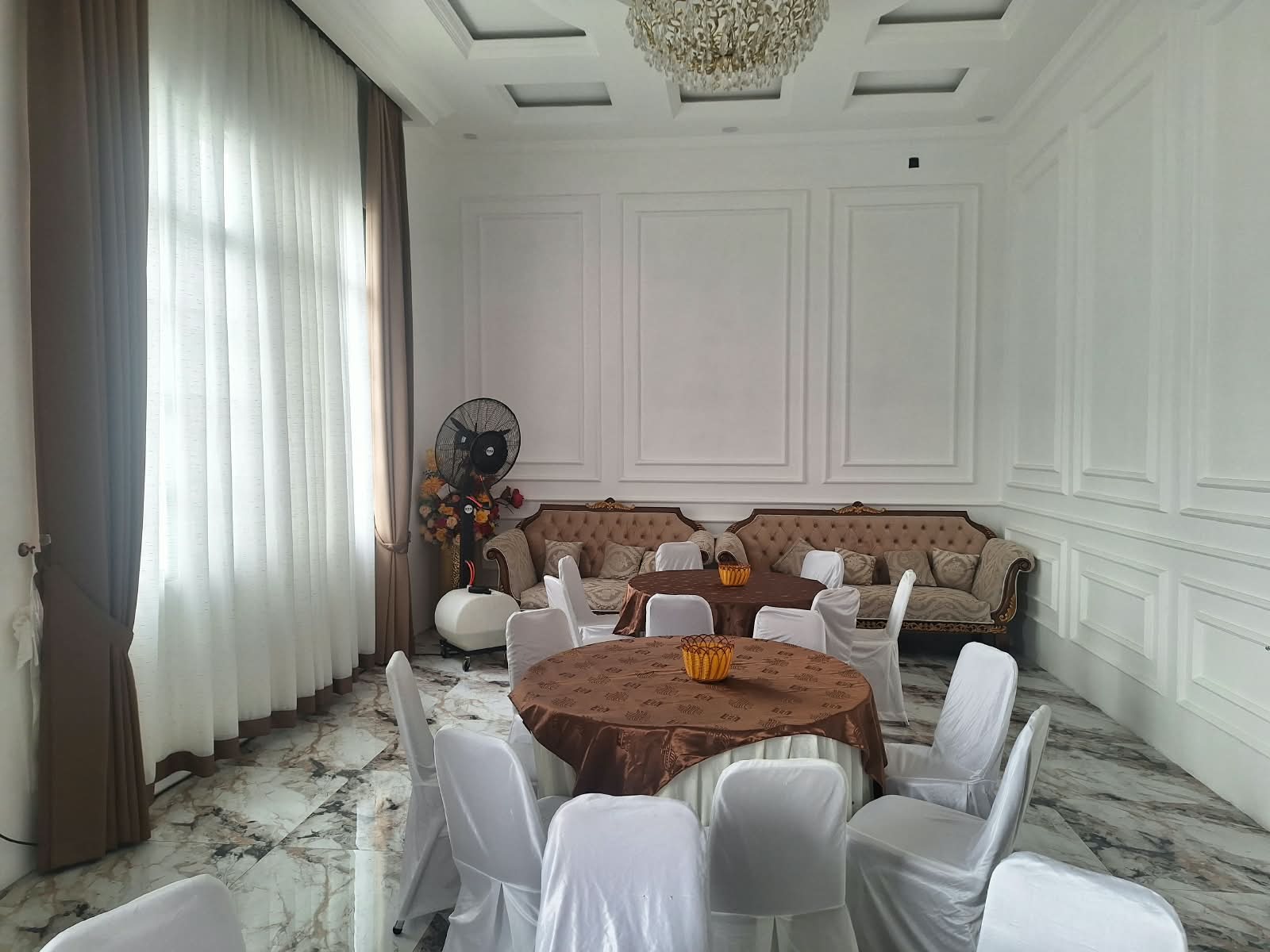 Susunan rapi meja bundar banquet dan kursi berbalut cover
