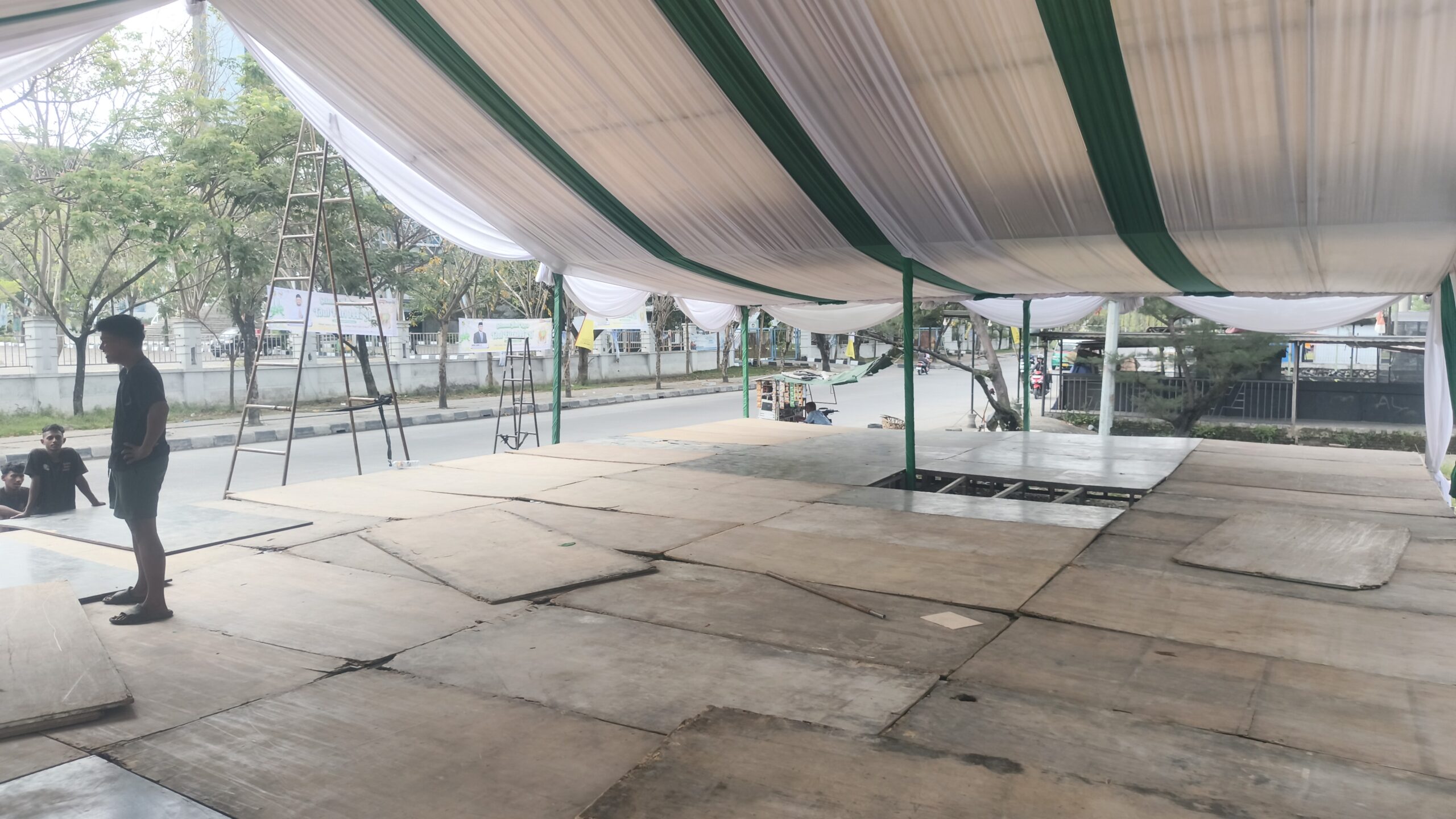 Instalasi alas lantai kayu dan karpet acara