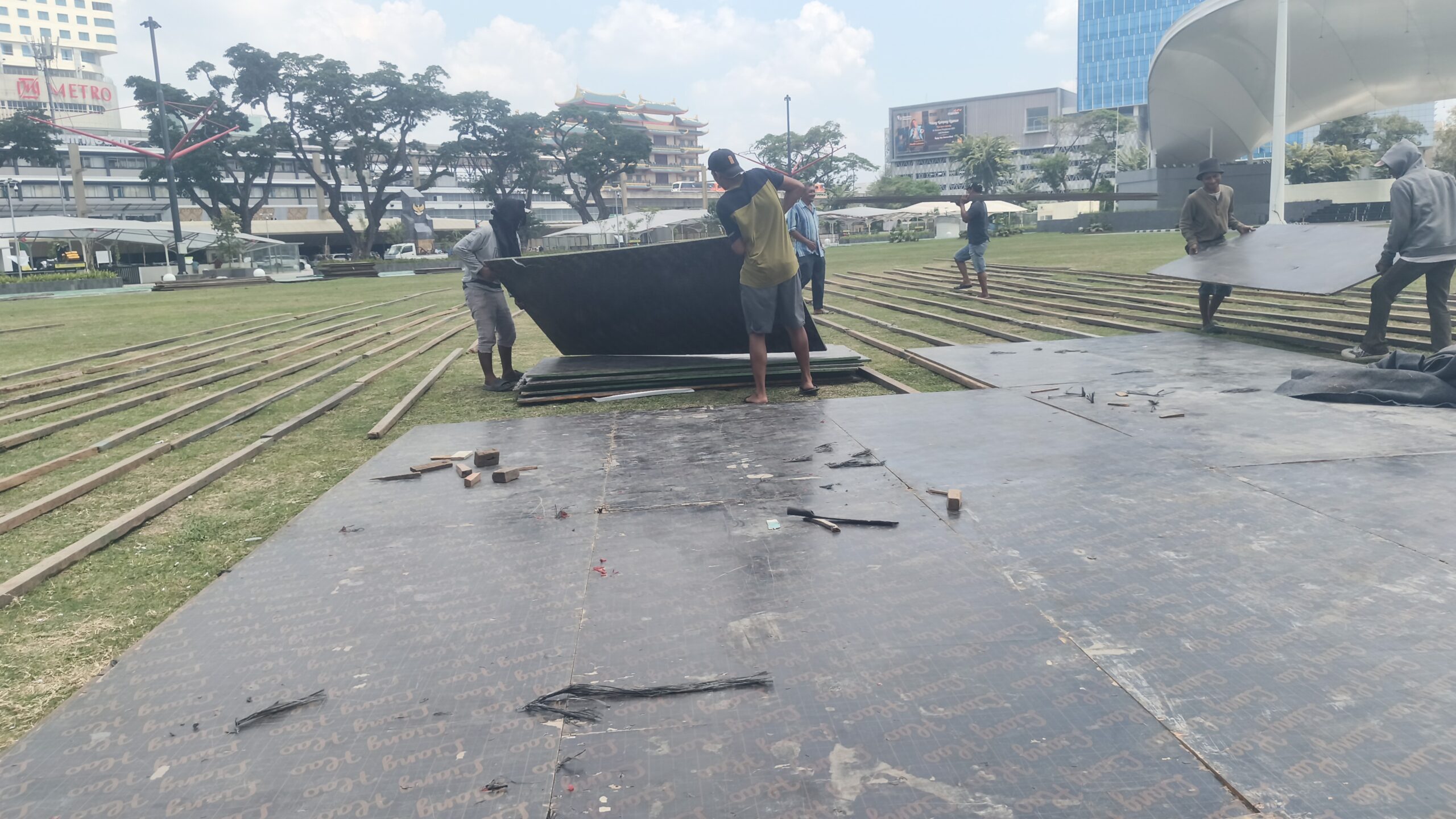 Pemasangan flooring kayu dan karpet merah untuk lantai acara
