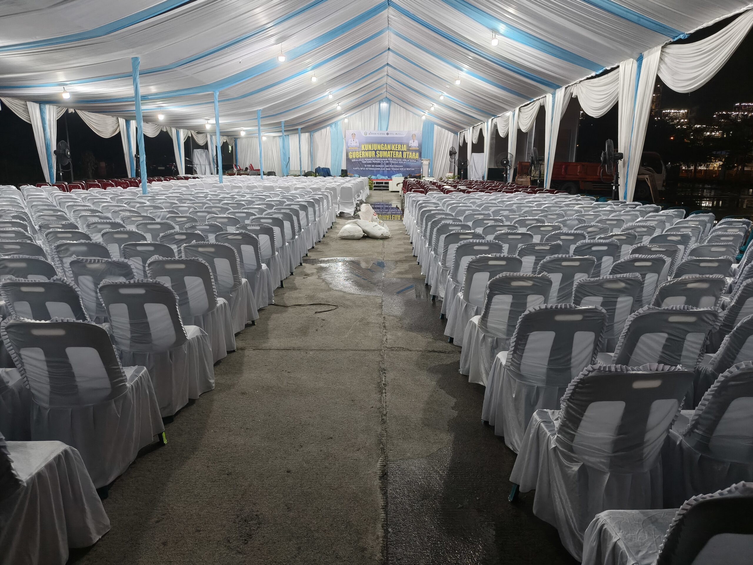 Tim teknisi Arjun Rental Tenda sedang memasang tenda kanopi luar ruangan di Sumatera Utara