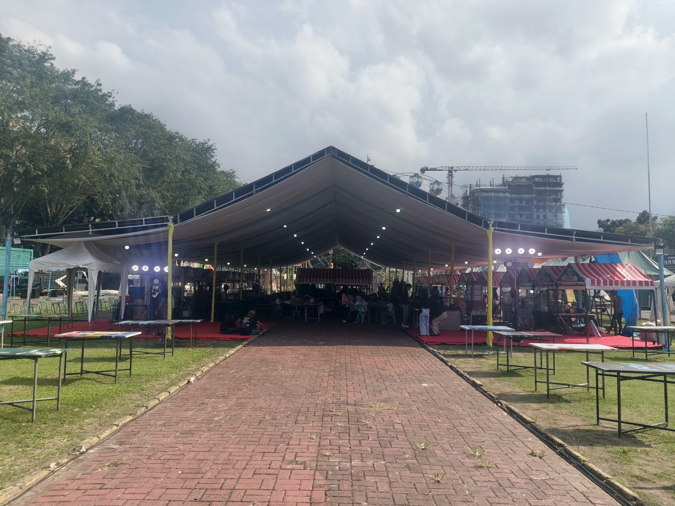 Instalasi sewa tenda acara putih berukuran besar