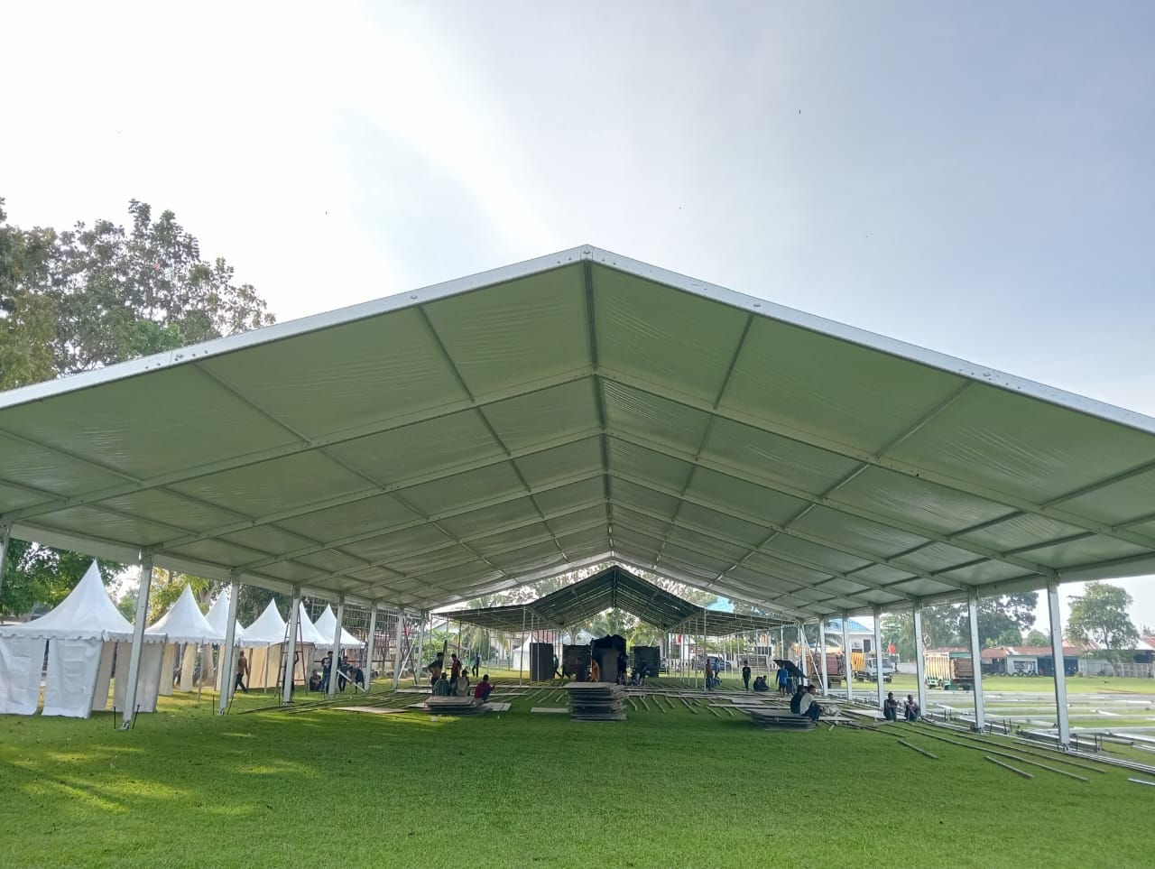 Pemasangan tenda pernikahan mewah dan dekorasi pelaminan di Sumatera Utara